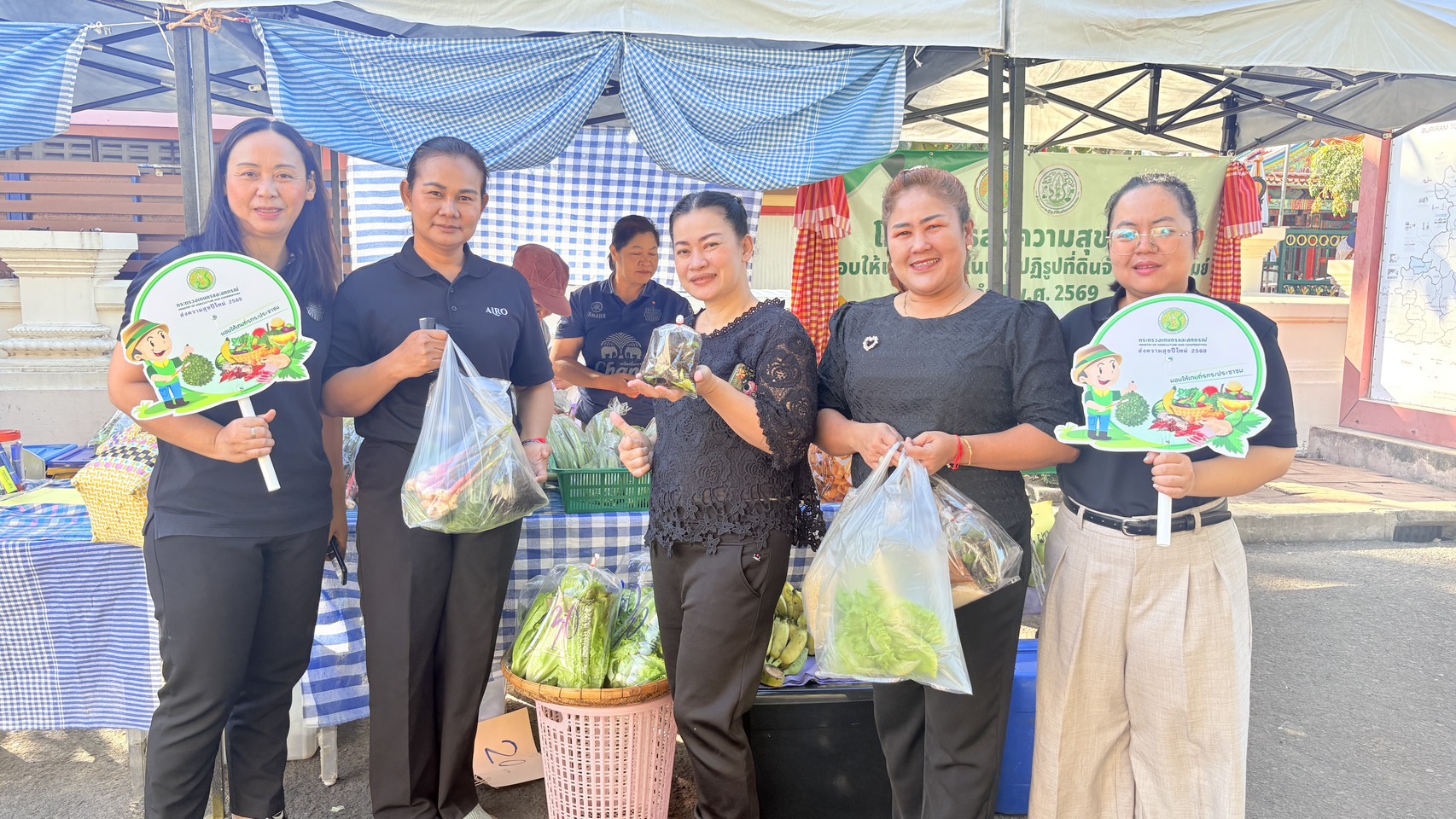 title - วันที่ 23 ธันวาคม 2568 เวลา 08.30 น. นายประเสริฐ กาญจนเกียรติกุล ปฏิรูปที่ดินจังหวัดบุรีรัมย์ มอบหมายเจ้าหน้าที่ ส.ป.ก.บุรีรัมย์จัดโครงการส่งความสุขปีใหม่มอบให้เกษตรกรในเขตปฏิรูปที่ดินจังหวัดบุรีรัมย์ ประจำปี พ.ศ. 2569